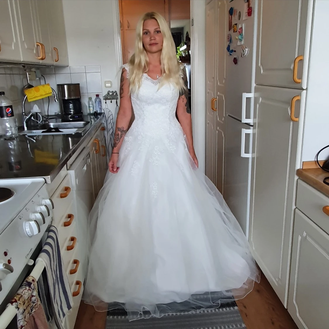 Vit bröllopsklänning med spetsdetaljer - 90