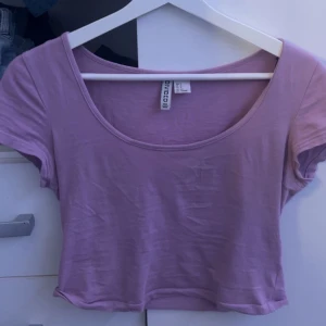 Ljusrosa croppad topp från H&M - Säljer en söt ljusrosa topp från H&M. Använd fåtal gånger och är i bra skick. Strl S