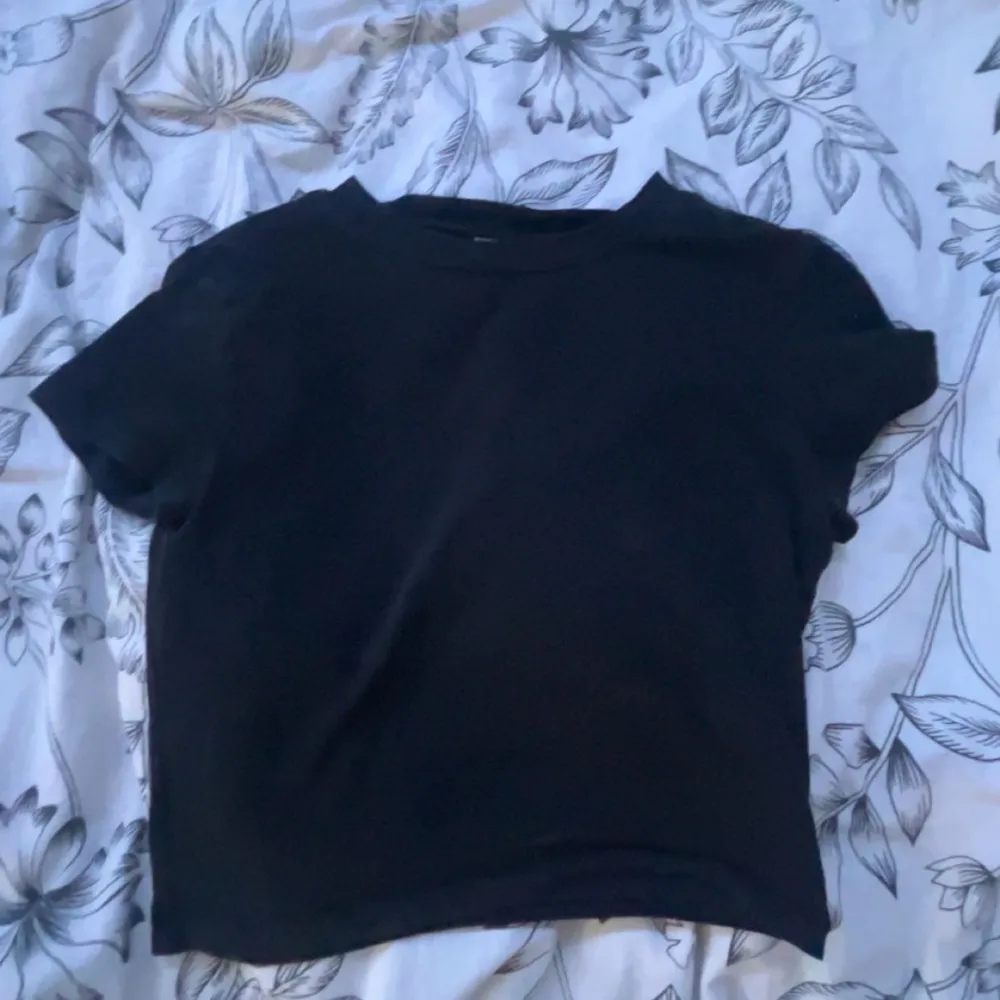 Svart croptop från H&M, inga defekter synliga, strl S. Toppar.