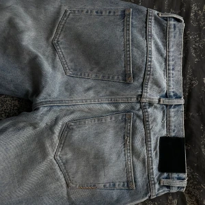 Blå jeans från neuw  - Säljer ett par klassiska blå jeans i bra skick. De har en normal passform och är perfekta för vardagsbruk. Byxorna har fem fickor och en knappgylf. Perfekta för både vår och höst!