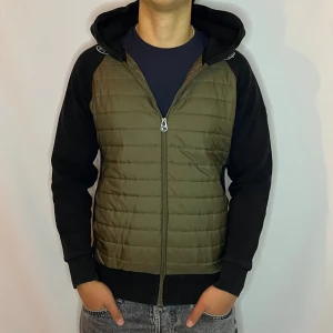 Colmar cardigan - Tjena! Säljer nu denna extremt snygga cardigan jacka  som är ifrån Colmar • Skick 8/10 • Storlek M passar M/S• Modellen på bilden är 182cm • Vårt pris : 1199kr • Hör gärna av er via pm vid frågor eller funderingar;