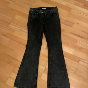Svarta bootcut jeans från Gina Tricot - Säljer ett par snygga svarta bootcut jeans från Gina Tricot i storlek 36. De har en klassisk femficksdesign och är i mycket bra skick. Perfekta för både vardag och fest! Lågmidjade! 