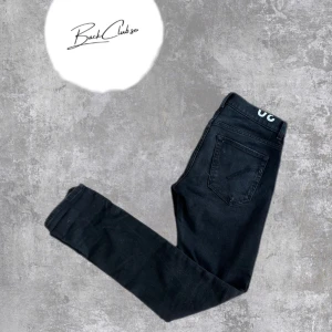 Dondup jeans - Jättefina svarta dondup jeans i ny skick. Modellen på bilden är 181cm och väger 65kg. Nypris 3600 vårt pris 699. Skriv vid fler frågor eller funderingar!