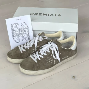Premiata Steven - Riktigt feta Premiata skor i modellen Steven. Använda varsamt och är i skick 8,5/10. Storlek 42 och box och allt annat tillkommer. Nypris:3400kr Mitt pris:2499kr🤑Hör av dig vid frågor eller funderingar!🍻🍾🍻
