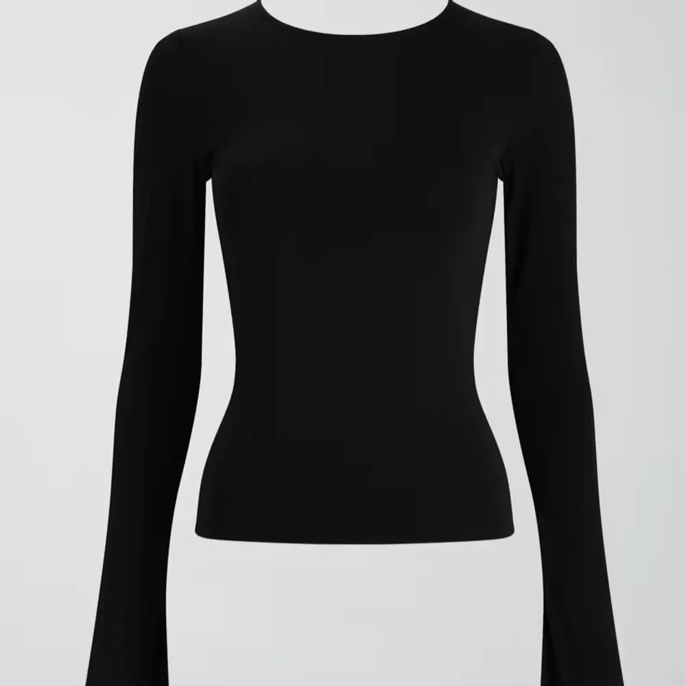 Svart långärmad topp från Gina Tricot i storlek 32 / XXS. Från deras Soft Touch Kollektion i modellen crew neck top, slits vid ärmsluten. Slutsåld modell, nypris 229kr. . Toppar.