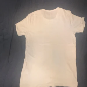 Vit hugo boss t shirt  - En vit Hugo boss T-shirt storlek s