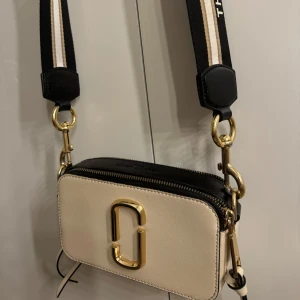 Marc Jacobs - Säljer denna Marc jacobs snapshot väska som e super fint skick ock såklart äkta! Säljer den då jag använder silver smycken och har ingen outfit som passar, hör av er vid frågor eller intresse❤️❤️(kan sänka priset vid snabbaffär)