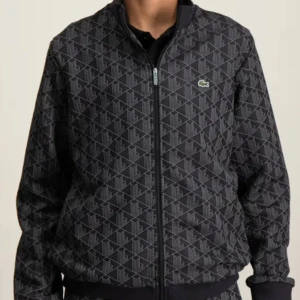 Svart mönstrad bomberjacka från Lacoste - Snygg svart bomberjacka från Lacoste med ett diskret geometriskt mönster. Jackan har dragkedja framtill och den klassiska krokodilloggan på bröstet. Perfekt för höst och vår, med en normal passform och långa ärmar. En stilren jacka som funkar både till vardags och fest!