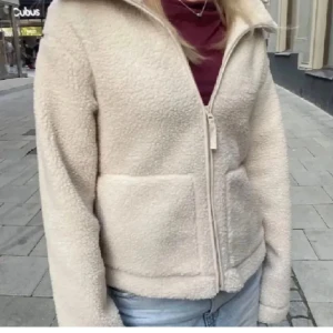 Beige teddyjacka med dragkedja - Mysig beige teddyjacka perfekt för höst och vinter. Helt ny med prislapp kvar. 