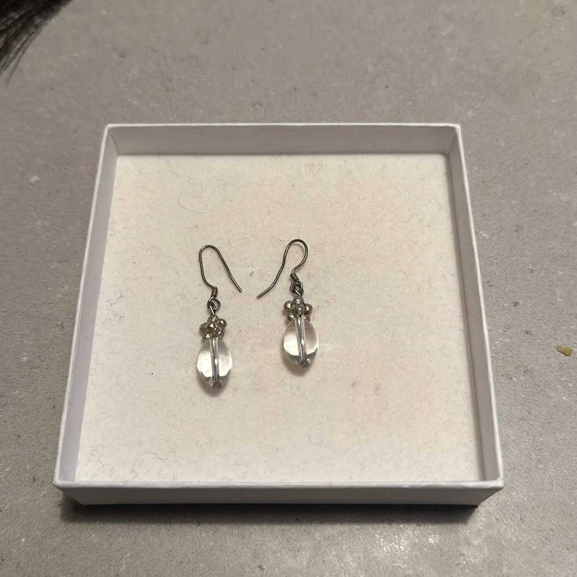 Eleganta örhängen med pärldetaljer