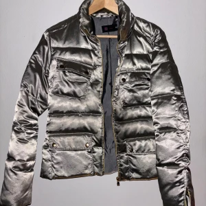 jacka - Vill egentligen inte sälja denhär men har för mycket kläder :( As snygg passform och varm. Köpt på humana 