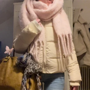 Crémefärgad jacka  - Skön pufferjacka av märket Pieces. Köpt på plick, förra säljarens bilder. Använd enstaka gånger. Säljer då den är för liten.