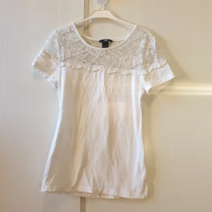 T-shirt med spets - Storleken är XS men skulle säga att den även passar S. Använd ett par gånger men fortfarande i bra skick.