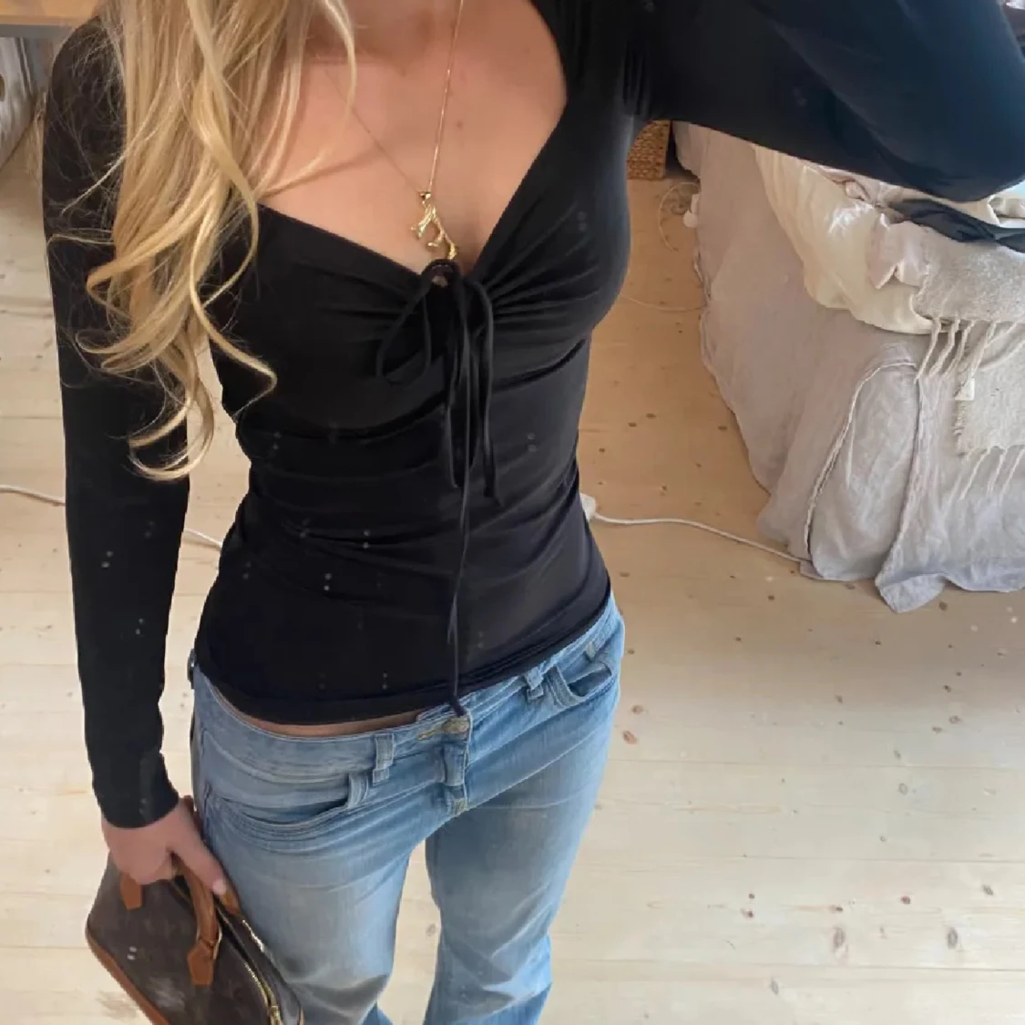 Svart långärmad topp med knyt