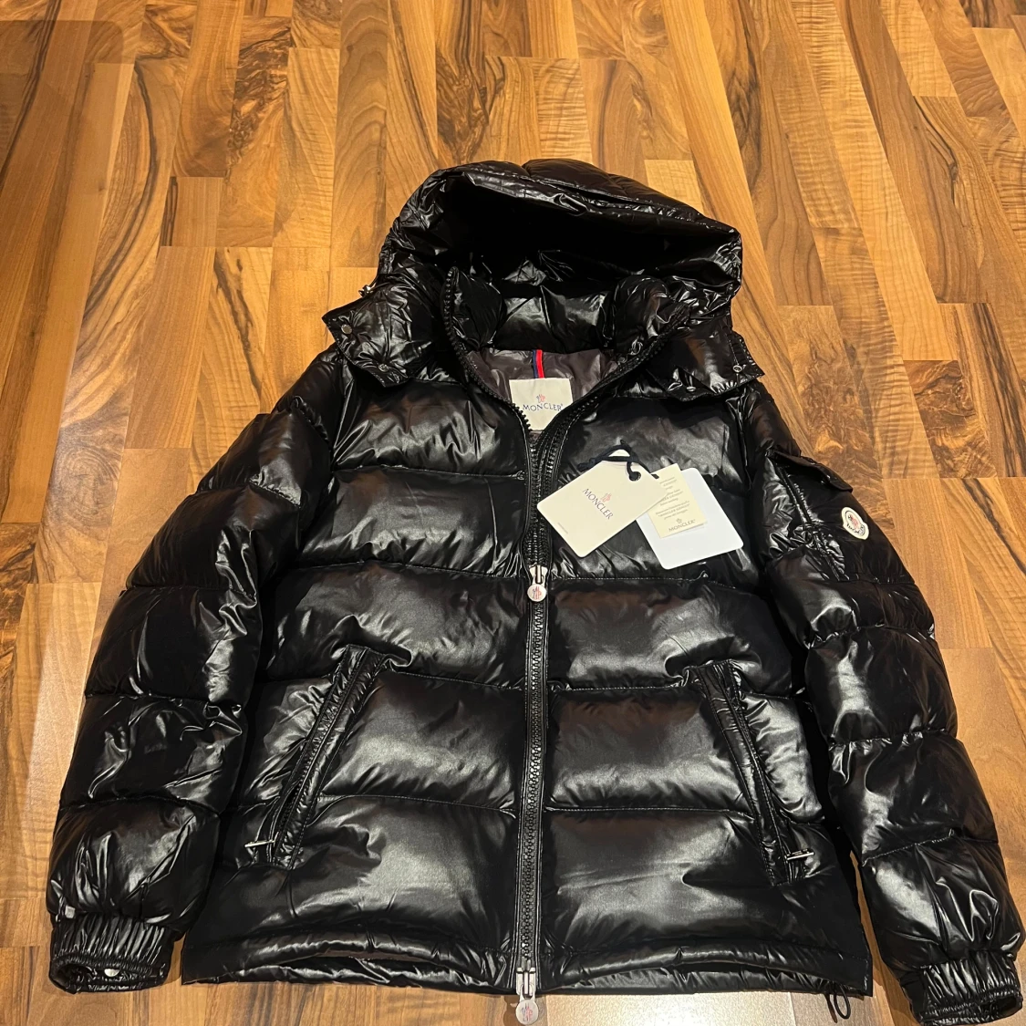 Svart pufferjacka från Moncler. Moncler maya