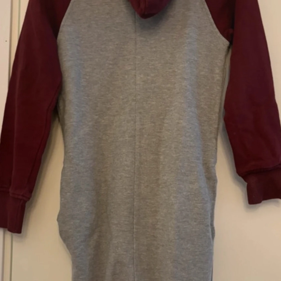 Grå och vinröd onesie med nummer 96 - 90