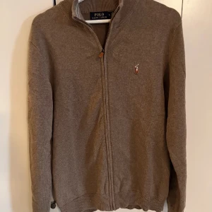 SÖKER!!! - Söker exakt en sånhär ralph lauren zip sweatshirt i brun färg! Antingen S eller M i storlek. Hör gärna av dig om du har en som du vill bli av med!!🙌🏼🙏🏽