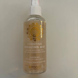Hydrating Bronzing Mist från Bronza - Säljer en Hydrating Bronzing Mist från Bronza. Denna mist är berikad med kokosvatten och ger en gradvis solkysst look för både ansikte och kropp. Perfekt för daglig användning för en strålande hy. 100% vegansk och passar alla hudtyper.