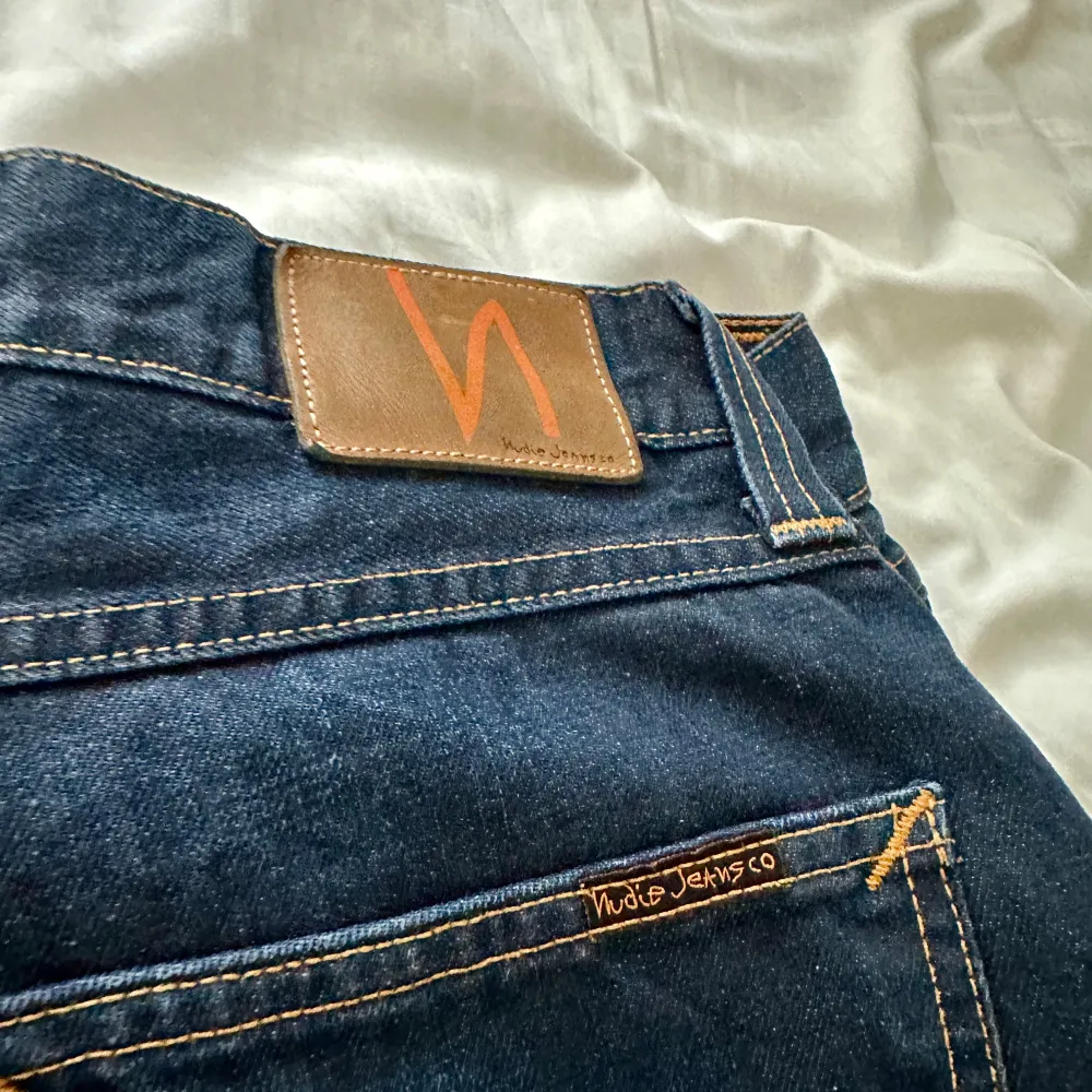 Nudie jeans i nyskick, i storleken 34/30. De har en sjukt djup mörkblå tvätt som nästan ändrar färg i olika ljus! Nypris 1500kr. Svarar snabbt om det är några frågor😝. Jeans & Byxor.