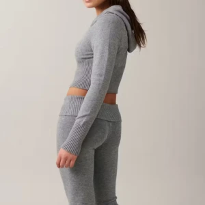 Stickade yoga pants - Säljer nu mina trendiga stickade yoga pants från gina young. Samma modell som de gråa på bilden fast de är i svart istället, jag har klippt av prislappen men aldrig använt! Storlek 158/164 vilket motsvarar en xs/s skulle jag säga, nypris är 249 kr