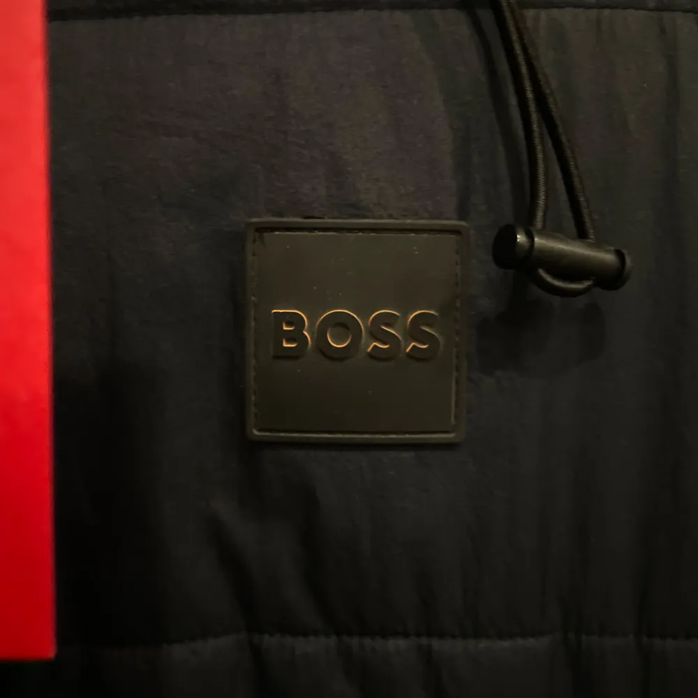Säljer nu mina helt nya Hugo Boss Cardigan då den inte passar, fick den i present för nån vecka sedan men har aldrig haft på mig den ute, då jag bara testat den hemma! Priset är inte hugget i sten så kom gärna med förslag!!!. Takit.
