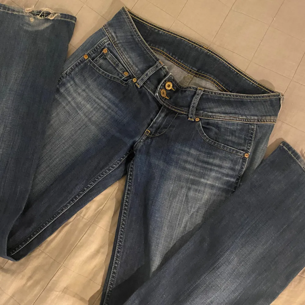 Säljer ett par snygga Lågmidjade flared jeans i bra skick då det är lite förstora i midjan för mig. De är i strl 36 och är från märket pepe jeans. Det är lite slitage längst ned på hälarna som syns i bild 3. Längd (från midja till botten) 104cm, innebens längd 84cm, midja rakt över 40cm.💗lite stora för mig som i vanliga fall har strl 34!. Jeans & Byxor.