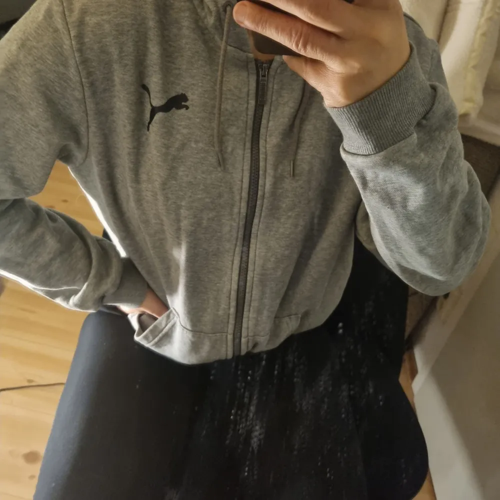 Säljer en snygg grå zip-hoodie från Puma då den tyvärr inte kommer till någon större använding 💕 Köptes för 399kr Säljes för 200kr  Frakt ingår ej . Hoodies.