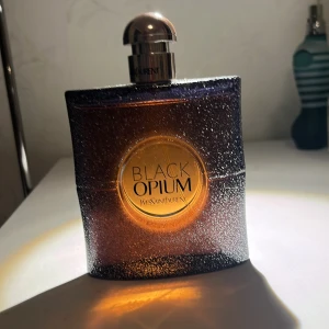 Black opium Ysl - Säljer denna Yves saint laurent "Black Opium" parfymen. Den innehåller runt 87 ml av 90. Ifall du har några frågor eller bytesförslag så skriv! Mvh Jerry