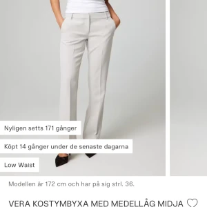 Vera kostymbyxa med medellåg midja - Snygga och stilrena Vera kostymbyxor i en ljus beige färg. De har en medellåg midja och en rak passform som ger en klassisk look. Perfekta för både kontoret och mer formella tillfällen, men även vardagen. Köpte förra veckan men säljer för de är lite för lågmidjade för min smak och kvittot är redan slängt. Nypris 499 men säljer för 299 vid snabb affär