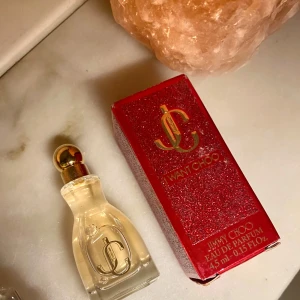 Parfym I Want Choo från Jimmy Choo - Säljer en lyxig parfymflaska från Jimmy Choo, 'I Want Choo’ . Flaskan innehåller 4,5  ml Eau de Parfum.
