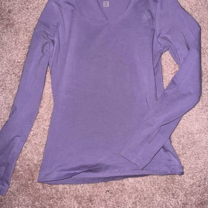 Lila långärmad topp - Säljer en snygg lila långärmad topp köpt från MQ i mycket bra skick, knappt använd💜