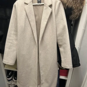 Beige Zara kappa  - Beige Zara kappa, bra skick! Liten i storleken (jag har vanligtvis xs) 