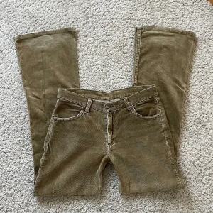 Manchester jeans - Vintage manchester-jeans i en så fin olivgrön färg!🦎