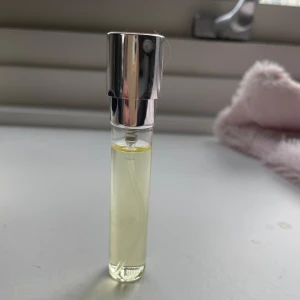 Sniph sample - Sample 8ml från sniph, parfym the light. EDP, något använd. Ord pris 225kr för 8ml sample.