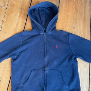Ralph lauren zip  - Riktigt snygg Ralph lauren zip hoodie. Junior storlek men ungefär xs. Priset är ej hugget i sten vid snabb affär