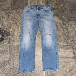 Vet inte storlek men om du är 180-185cm lång är de perfekta. Original pris: 1600kr Köpt i en Levisbutik. Lite slitage på botten men annars perfekta. Knappar istället för blixtlås som på alla 501or.