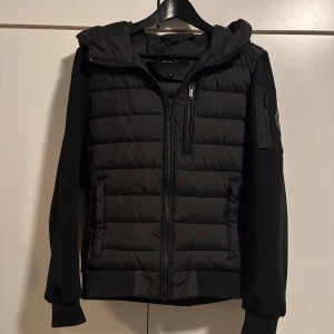 Cardigan jacka  - Den är i väldigt bra skick då jag inte använt den mycket, så skulle säga nyskick. Inga defekter osv. Passar på mig som är 174. Skriv för fler bilder eller frågor 😁