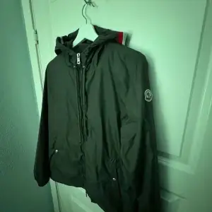 En fet o skön moncler windbreaker i färgen grön! Den är i storlek S o sitter lika bra som en M, priset är inte hugget i sten så hör gärna av er !