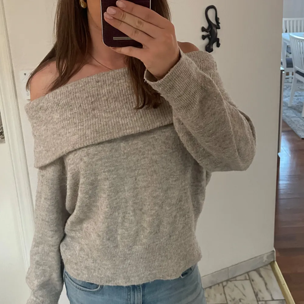 Säljer en superfin beige offshoulder tröja som är perfekt för både höst och vår. Den är stickad och har långa ärmar, vilket gör den både mysig och stilren. Passar perfekt till ett par jeans för en avslappnad look. Perfekt för dig som vill ha något bekvämt men ändå snyggt! 💫 bra skick . Tröjor & Koftor.