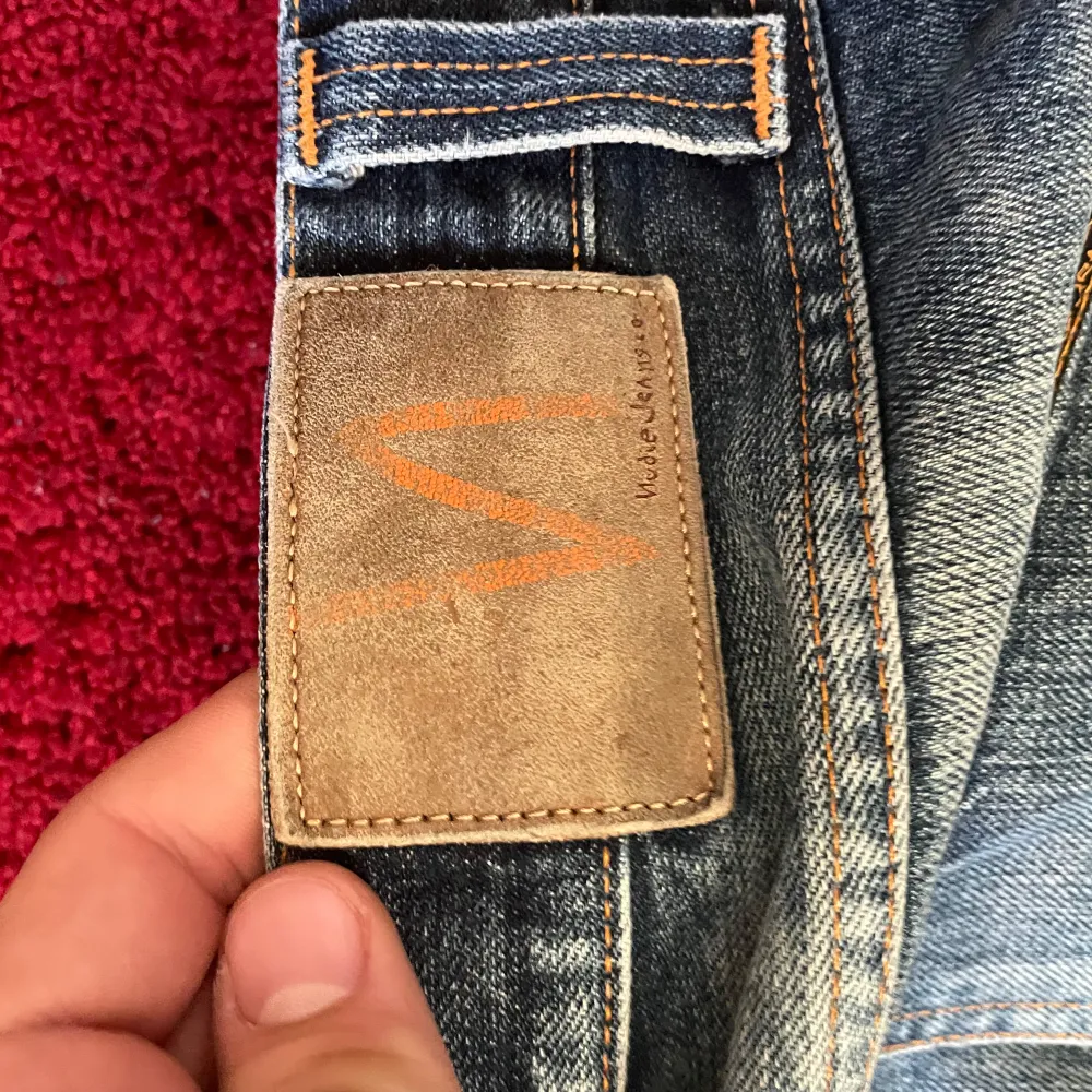 Säljer ett par snygga blå jeans från Nudie Jeans i storlek 34/34. De har en klassisk straight fit och är i bra skick med coola slitningar för en snygg look. . Jeans & Byxor.