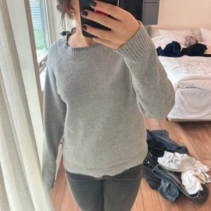 Grå stickad tröja från Vero Moda - Säljer en supermysig grå stickad tröja från Vero Moda. Perfekt nu till vintern. Tröjan har långa ärmar och ribbade kanter vid ärmslut och nederkant. Passar både till vardags och mysiga hemmakvällar. Orginalpris 249kr.