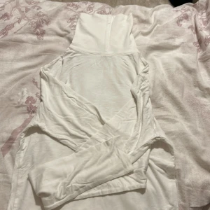 Tunn turtleneck  - Köptes från H&M, tunn material och bra att ha under tröjor 
