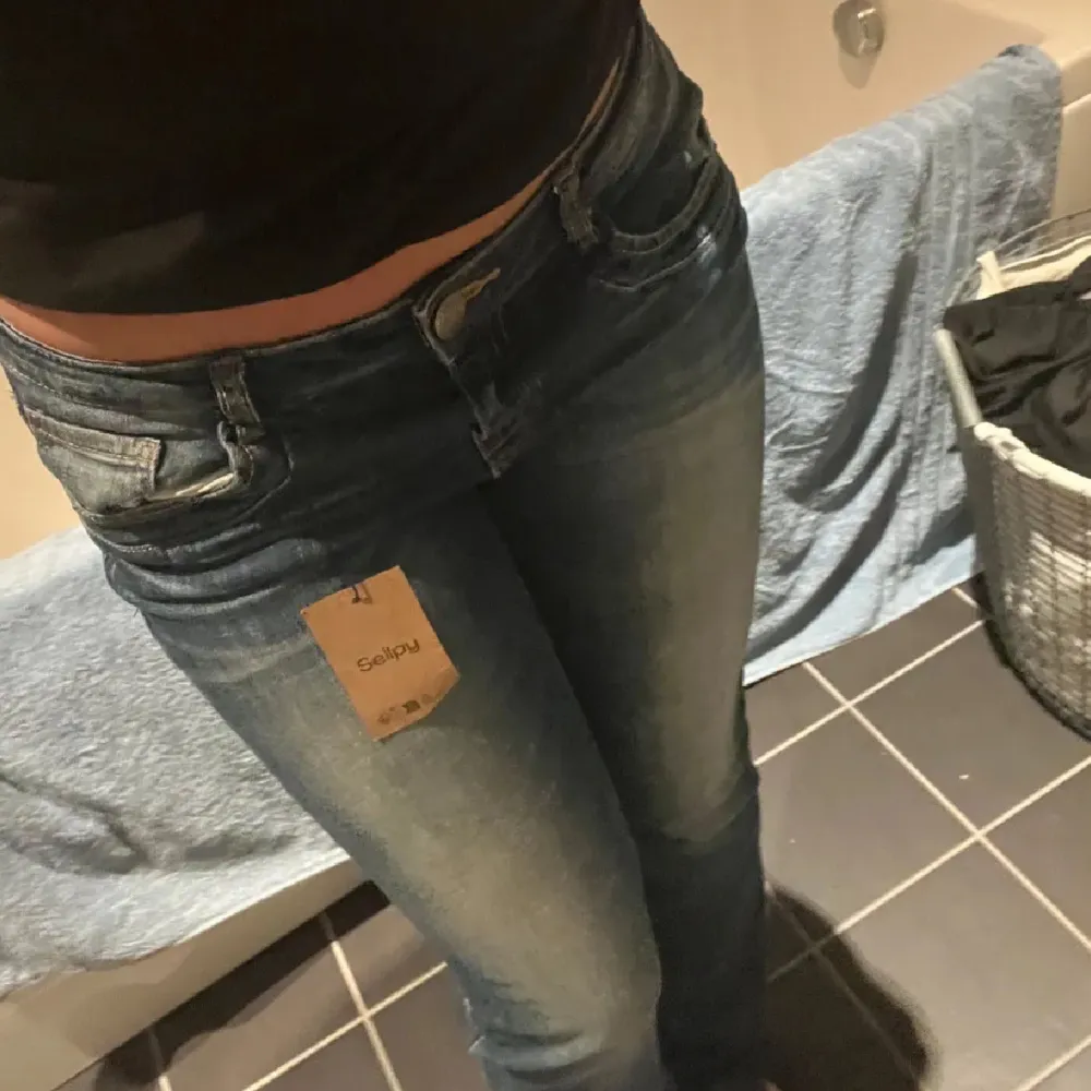 Säljer då dom var lite för stora på mug men ändå skit snygga💕 mörkblåa lågmidjade Jeanse med mycket fina ditaljer( inte mina bilder tagen från tidigare ägare)😊💕. Jeans & Byxor.