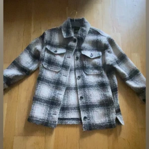 ONLY Kappa - En kappa av märket ONLY, min dotter använde den bara ett par gånger. Org pris ligger på ungefär 700, Mitt pris: 350. Bra skick 