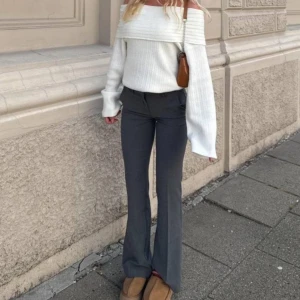 Lågmidjade kostymbyxor (aldrig använda) - Säljder dessa snygga lågmidjade kostymbyxor från Nelly, aldrig använda och prislapp kvar. Kostar 399 i butik säljer för 299kr💗