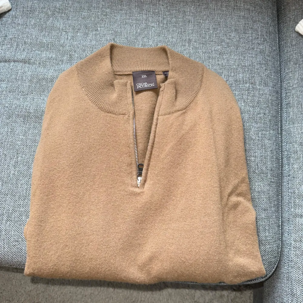 Tröja 1: Oscar Jacobson half zip i storlek XXL, men sitter som en L! Använd en gång.  Tröja 2: Tommy Hilfiger half zip i storlek XXL men sitter också som en L! Använd några enstaka gånger.  Plaggen är i mycket fint skick, inköpta på Johnells 2023.. Tröjor & Koftor.