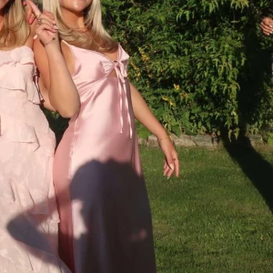 Rosa klänning  - Säljer denna jättefina rosa klänning ifrån zara! Den har andvänd 1 gång! Säljer då den inte kommer till andvändning💓💓
