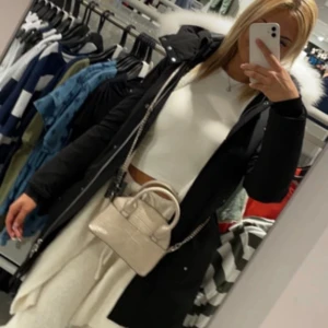 Mooseknuckles vinterjacka dam - Säljer min fina vinterjacka som är i storlek xs och är i jätte fint skick!!