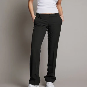 Lågmidjade kostymbyxor  - As najs lågmidjade kostymbyxor från bikbok i modellen vera😍😍 Tyvärr för stora på mig så de är helt oanvända!! Har därför inga bilder på❤️