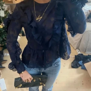 Blus - Säljer denna blus ifrån hm i strlk 40, men skulle säga att den är liten i storlek och mer som en s! Blusen är svart/marinblå! (Första bilden är lånad)